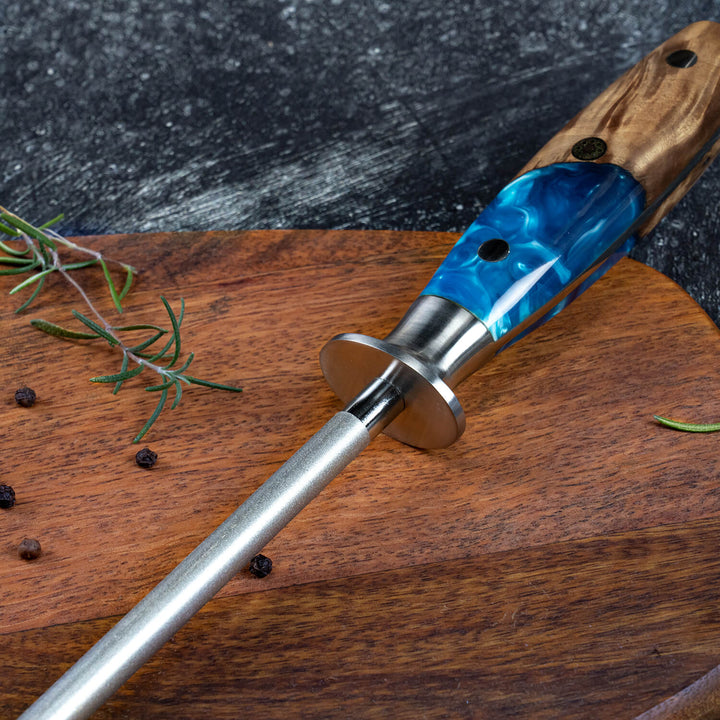 Acero de Afilado Tsunami — Varilla de Esmeril con Mango de Madera de Burl de Resina Azul