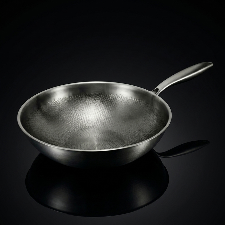 Wok de titan con fondo plano y superficie martelada