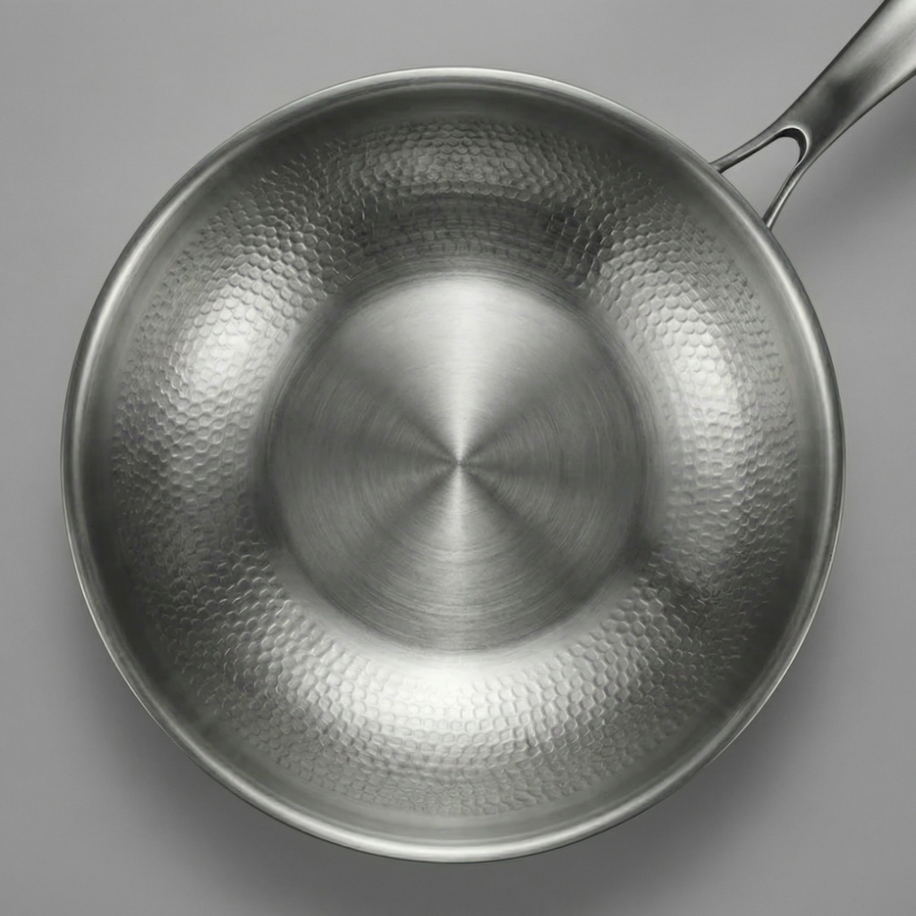 Wok de titan con fondo plano y superficie martelada