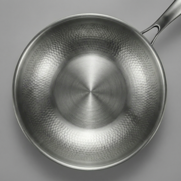 Wok de titan con fondo plano y superficie martelada