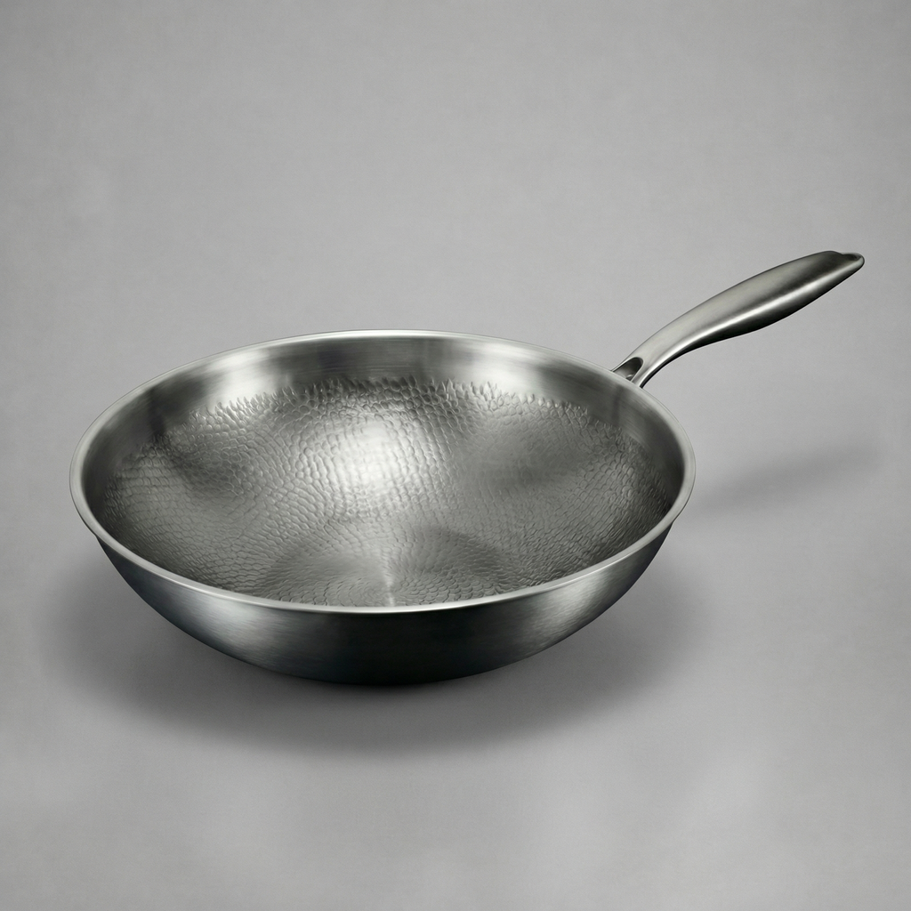 Wok de titan con fondo plano y superficie martelada